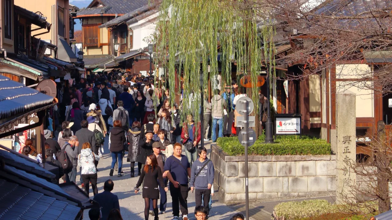 kyoto tourists japan