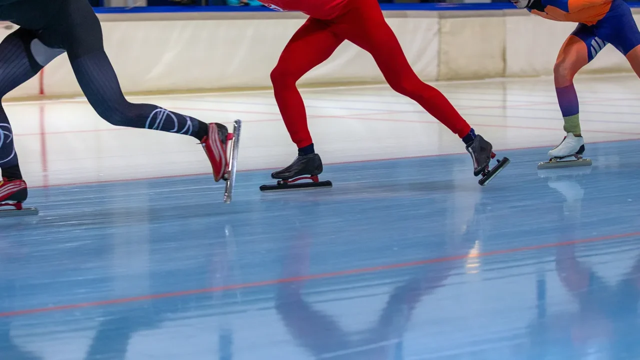 men mass start speed skating competition