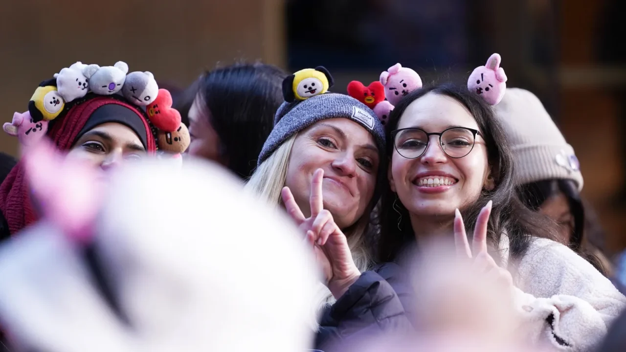 november 08  2023  new york usa spectators watching