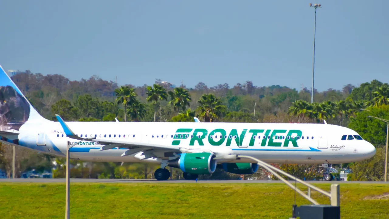 orlando florida march 02 2019 frontier aircraft on runway preparing