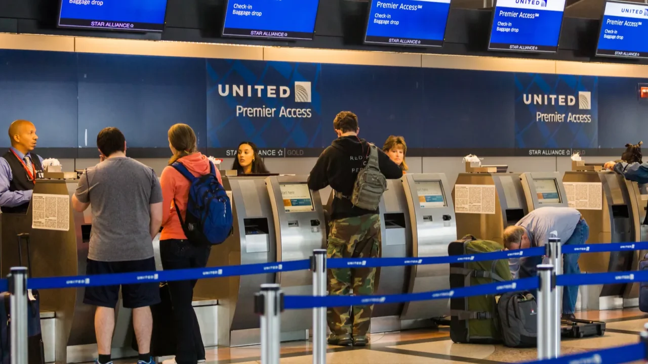 people at airport check in