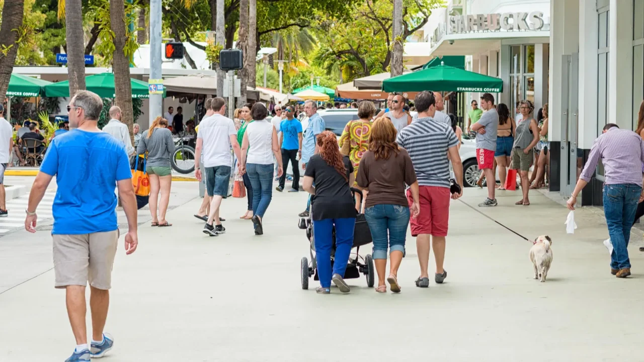 shoppers and tourists at lincoln road in miami
