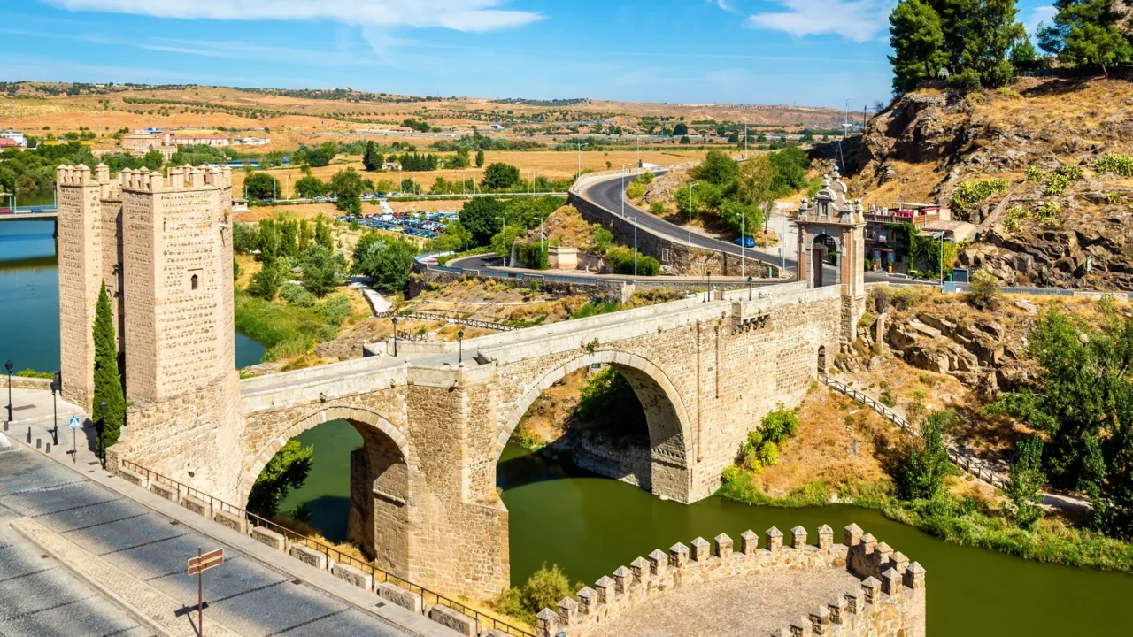 the alcantara bridge in toledo spain