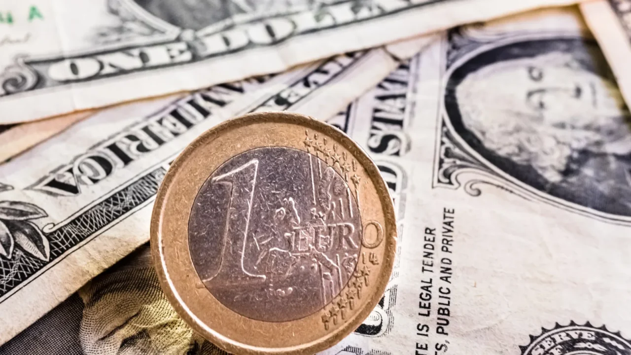 the euro currency is stronger than the dollar currency in