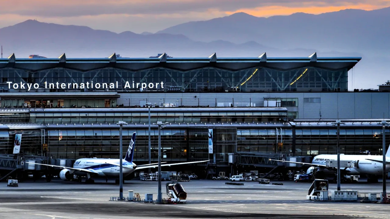 tokyo international haneda airport with fuji mountain background