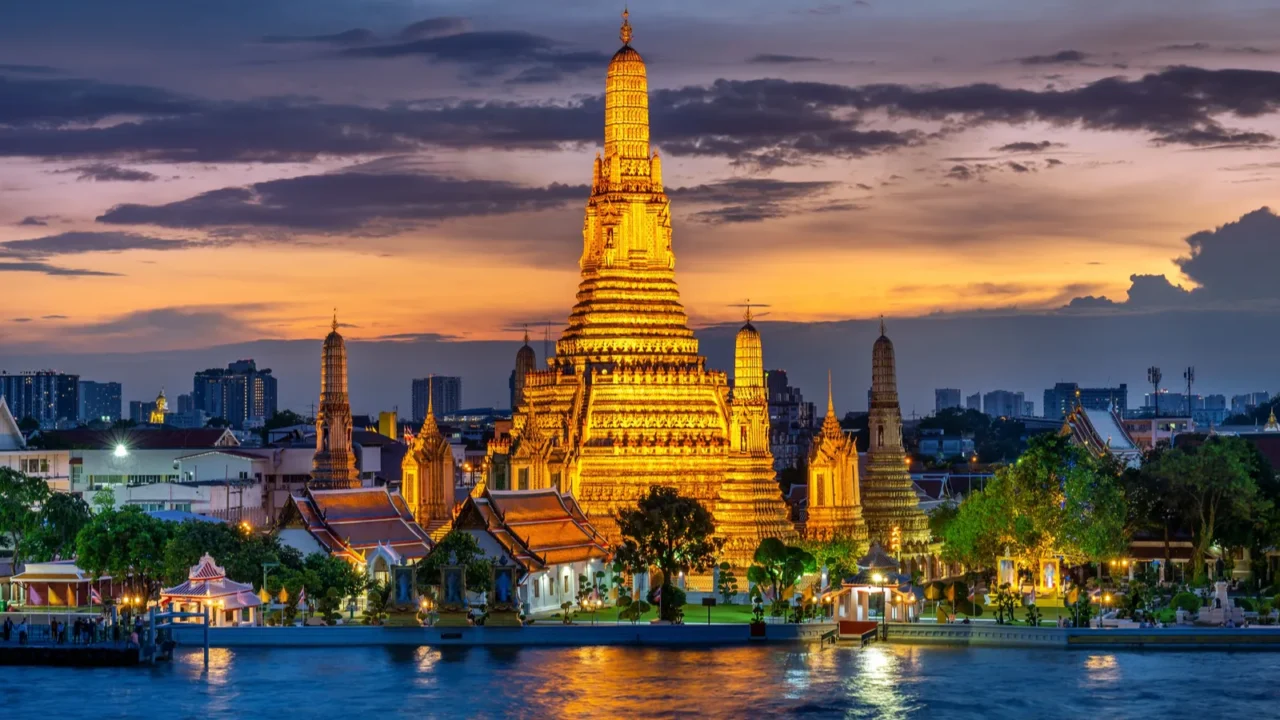 wat arun ratchawararam at sunsettemple of dawn famous tourist destination