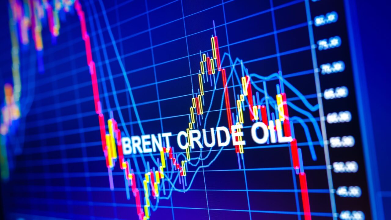 Data analyzing in commodities energy market: the charts and quotes on display. Brent crude oil price analysis. Stunning price drop for the last 20 years.