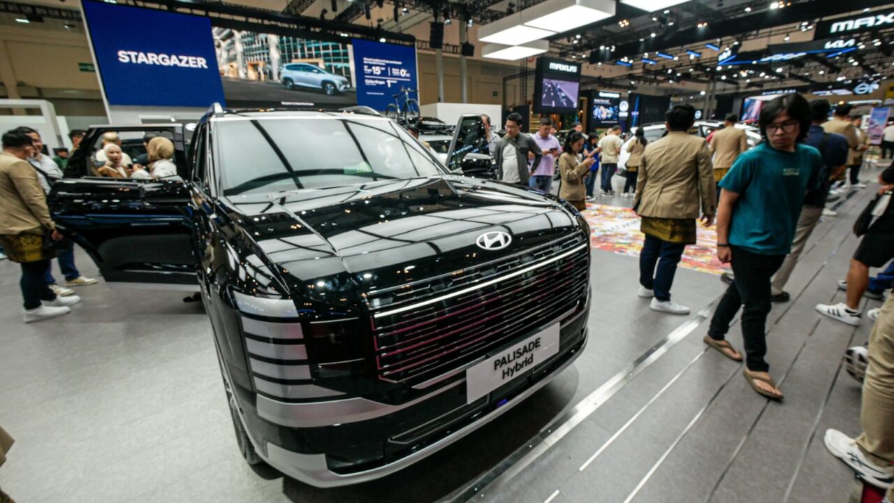 TANGERANG, INDONESIA - AUGUST 2025 - Visitors look at the Hyundai Palisade at an automotive exhibition on August 1, 2025 in Tangerang.