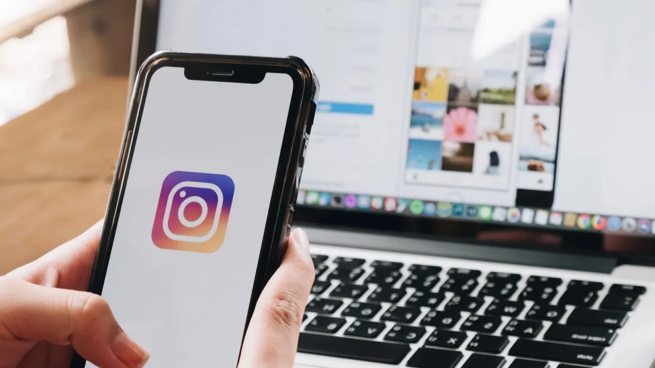 chiang mai thailand aug 26 2018 a woman holds