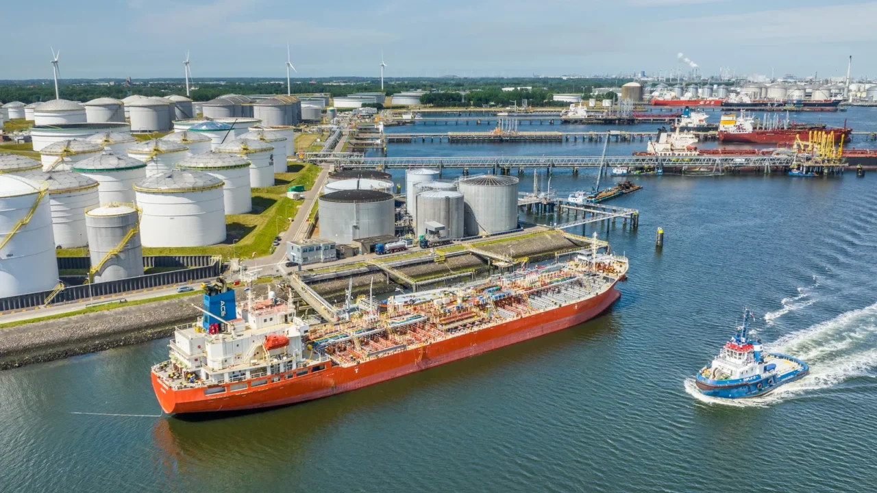 crude oil cargo transporter ship unloading petrochemicals to a fuel