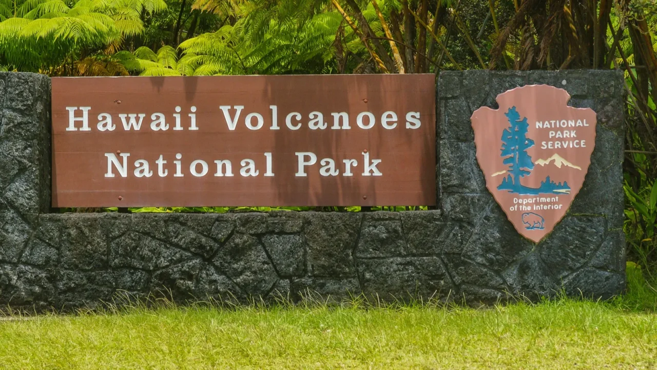 entrance sign in hawaii volcanoes national park in hawaii