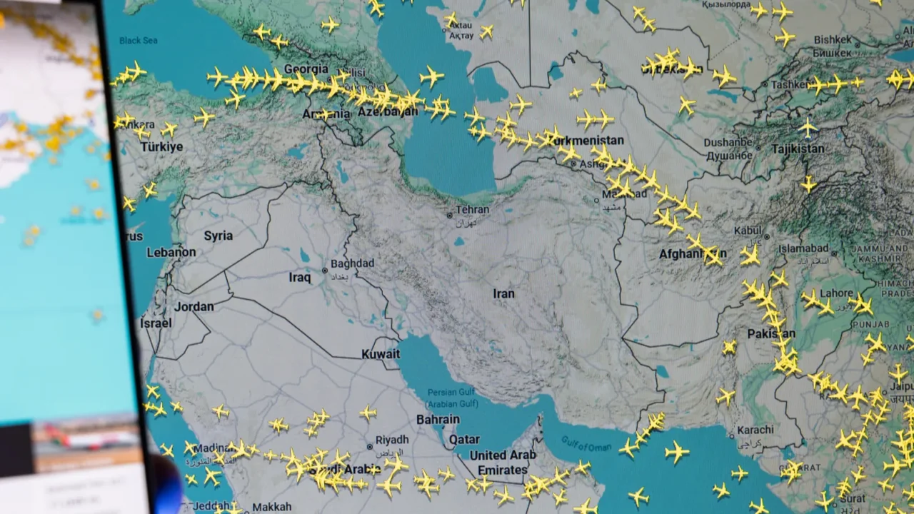 flightradar24 mobile app displaying realtime global flight tracking map over
