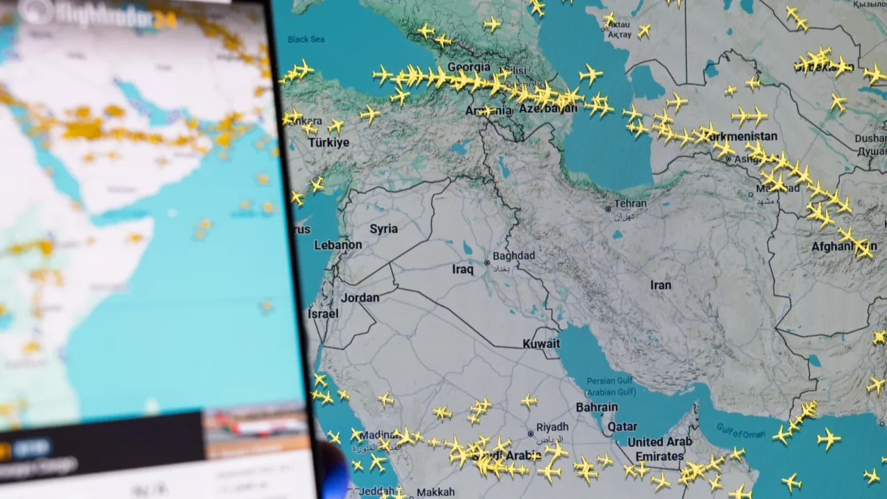flightradar24 mobile app displaying realtime global flight tracking map over