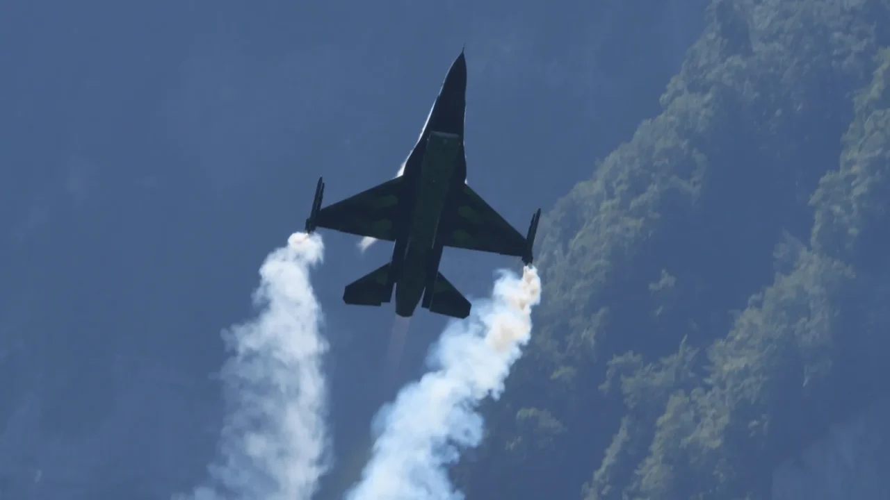 lauterbrunnen switzerland august 15 2023 belgian f16 fighter jet ascending