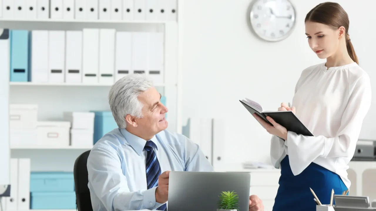 mature marketing manager with trainee in office