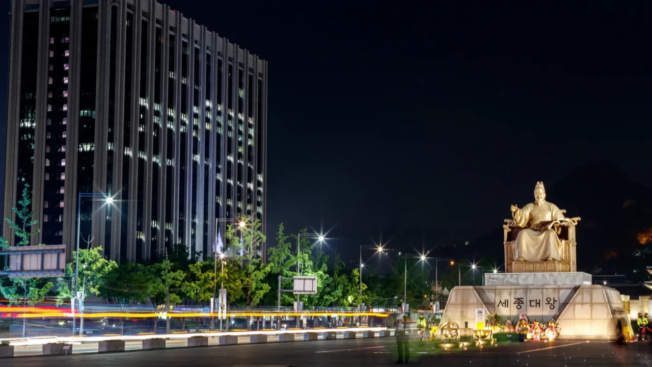 may 15 2017 gwanghwamun plaza at night and the statue