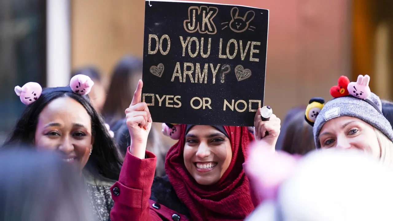 november 08  2023  new york usa spectators watching