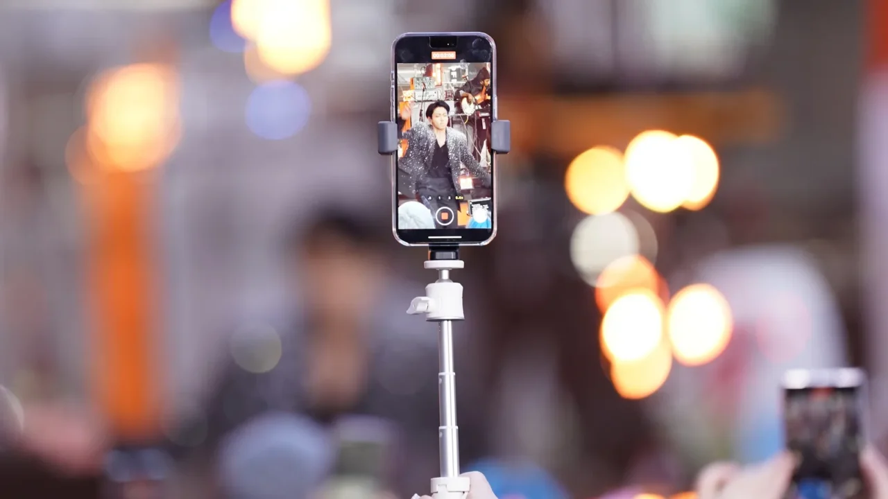 november 08  2023  new york usa spectators watching