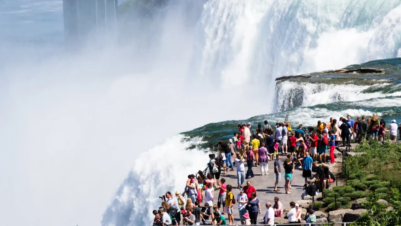 tourist at niagara falls