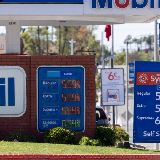 Rising gas prices reshape road trip habits and daily mobility across the U.S.